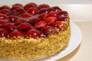 Strawberry cake with almonds and cream
