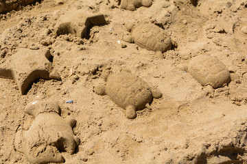 Figuren aus Sand am Sandstrand