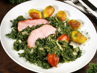 Grünkohl mit Kassler, Speck und Kartoffeln
