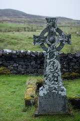 Fototapeta premium Steinkreuz auf schottischem Friedhof, Skye, Schottland