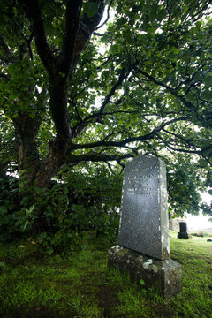 Grabstein unter Bau, schottischer Friedhof, Skye, Schottland