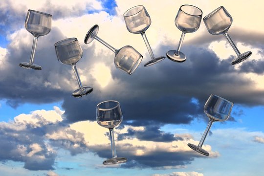 Kombination aus einem Foto eines wolkigen Himmels und fallenden, leeren, 3D-gerenderten Weingläsern