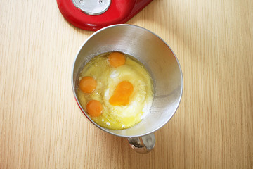 rote Küchenmaschine macht Nudelteig