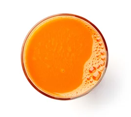 Fototapete Saft Glas frischer Karottensaft isoliert auf weiss, von oben