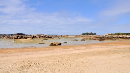 Fototapeta na wymiar Plage de sable à marée basse à Tourony près de Ploumanach en Bretagne