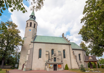 Obraz premium Średniowieczny Kościół w parku