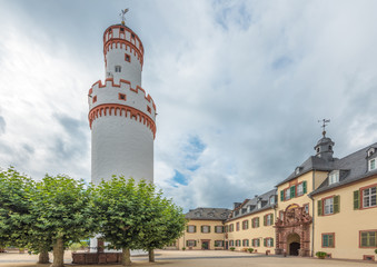 Obraz premium Schloss Bad Homburg, Innenhof mit weißem Turm