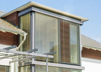 Flachdacherker mit Raffstores