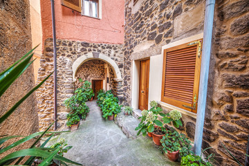 Fototapeta na wymiar picturesque alley in Castelsardo