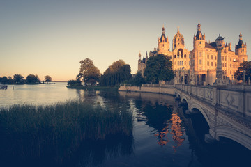 Fototapeta premium Schloss in Schwerin am Abend, Mecklenburg-Vorpommern in Deutschland
