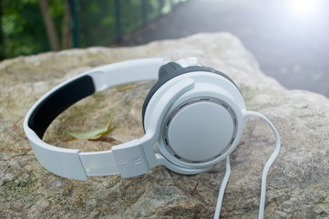 Casque audio blanc en extérieur