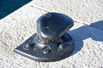 Klampe, Poller, Hafenpoller, Kai, Kaimauer, festmachen, vertäuen, Tau 