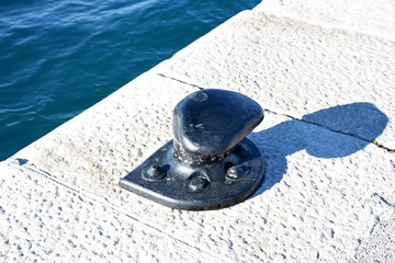 Klampe, Poller, Hafenpoller, Kai, Kaimauer, festmachen, vertäuen, Tau 