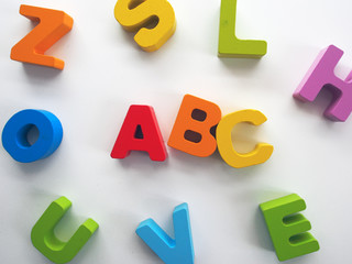 ABC, bunte Holzbuchstaben - obrazy, fototapety, plakaty