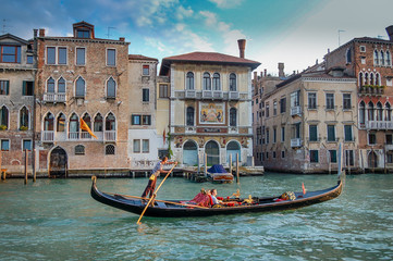Paseo romántico en góndola por Venecia - obrazy, fototapety, plakaty