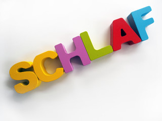 SCHLAF in Holzbuchstaben