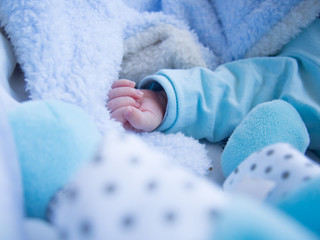 Mano de bebe recién nacido con color azul