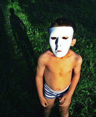  Kid wearing mask