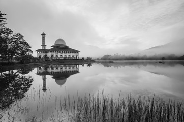 Obraz premium Reflection of a beautiful mosque in black and white.