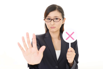 判定する女性