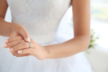 Obraz na płótnie Canvas Bride hand with ring closeup