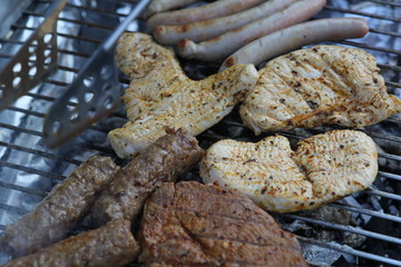 Fleisch und Bratwürste auf einem Holzkohlegrill