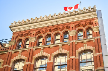 Fototapeta na wymiar Old House in Ottawa downtown and the Canadian flag