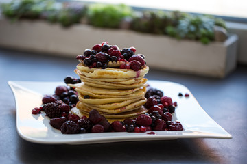 Pancakes mit roten Beeren
