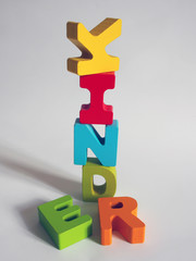 Kinder: bunte Holzbuchstaben