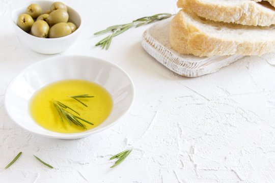 olive oil with rosemary and bread