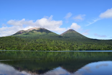 湖畔の風景

道東のオンネトー湖と雌阿寒岳　雄阿寒岳
を撮影しました