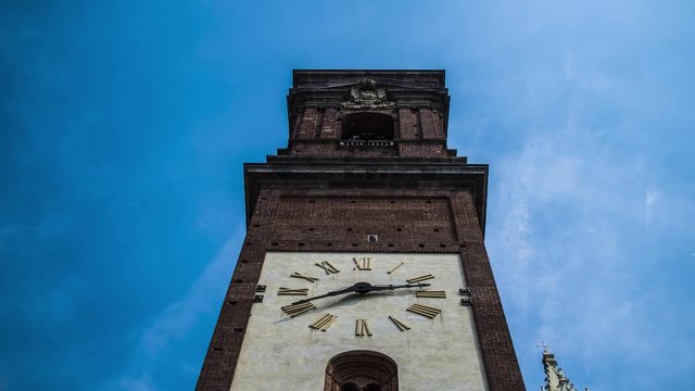Campanile con orologio 