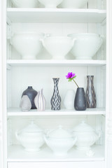 Schrank mit Porzellan