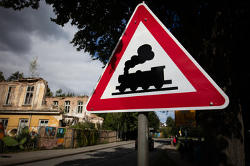 Warnschild am Bahnübergang