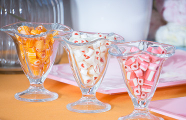 Wedding decorations with different sweets: macarons, cupcakes an