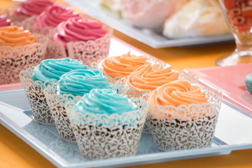 Wedding decorations with different sweets: macarons, cupcakes an