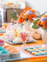 Wedding decorations with different sweets: macarons, cupcakes an