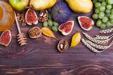 Fototapeta na wymiar Autumn fruits on wooden table