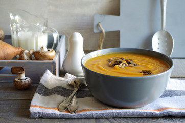 Süsskartoffelsuppe mit gebratenen Pilzen