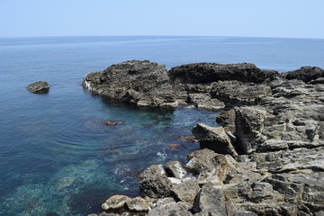 庄内海岸の岩場風景 ／ 奇岩怪石の磯が続く、山形県庄内海岸の岩場風景を撮影した写真です。