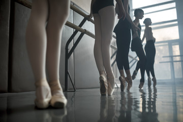 Slats personalizados com sua foto Dancers stands by the ballet barre.