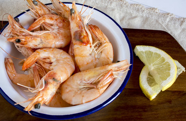 Cooked shrimps with slices of lemon