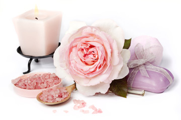 Obraz na płótnie Canvas pink rose with bath salt and candle