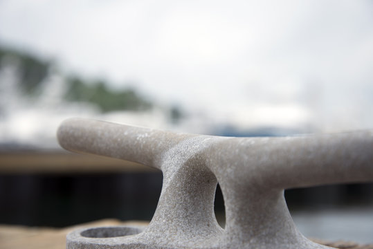 bitta d&rsquo;ormeggio con barche sullo sfondo