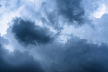 Obraz premium Background of dark clouds before a thunder-storm / Blue rainy clouds / dark clouds in the sky / Ominous and dramatic stormy cloudscape / Dramatic storm cloudscape, with strange cloud shapes.
