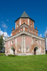 Fototapeta premium Moscow, Russia - September 1, 2016: Estate Izmaylovo, Bridge tower