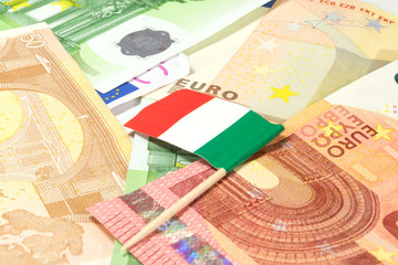 Fototapeta na wymiar Eine italienische Flagge und Euro Banknoten