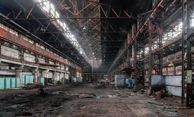 Fotobehang Industrieel interieur van een oude verlaten fabriek © Всеволод Чуванов