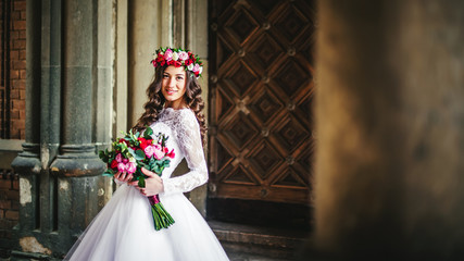 Fototapeta na wymiar Bride near the old doors
