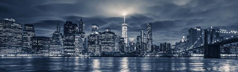 View of Manhattan at night - obrazy, fototapety, plakaty